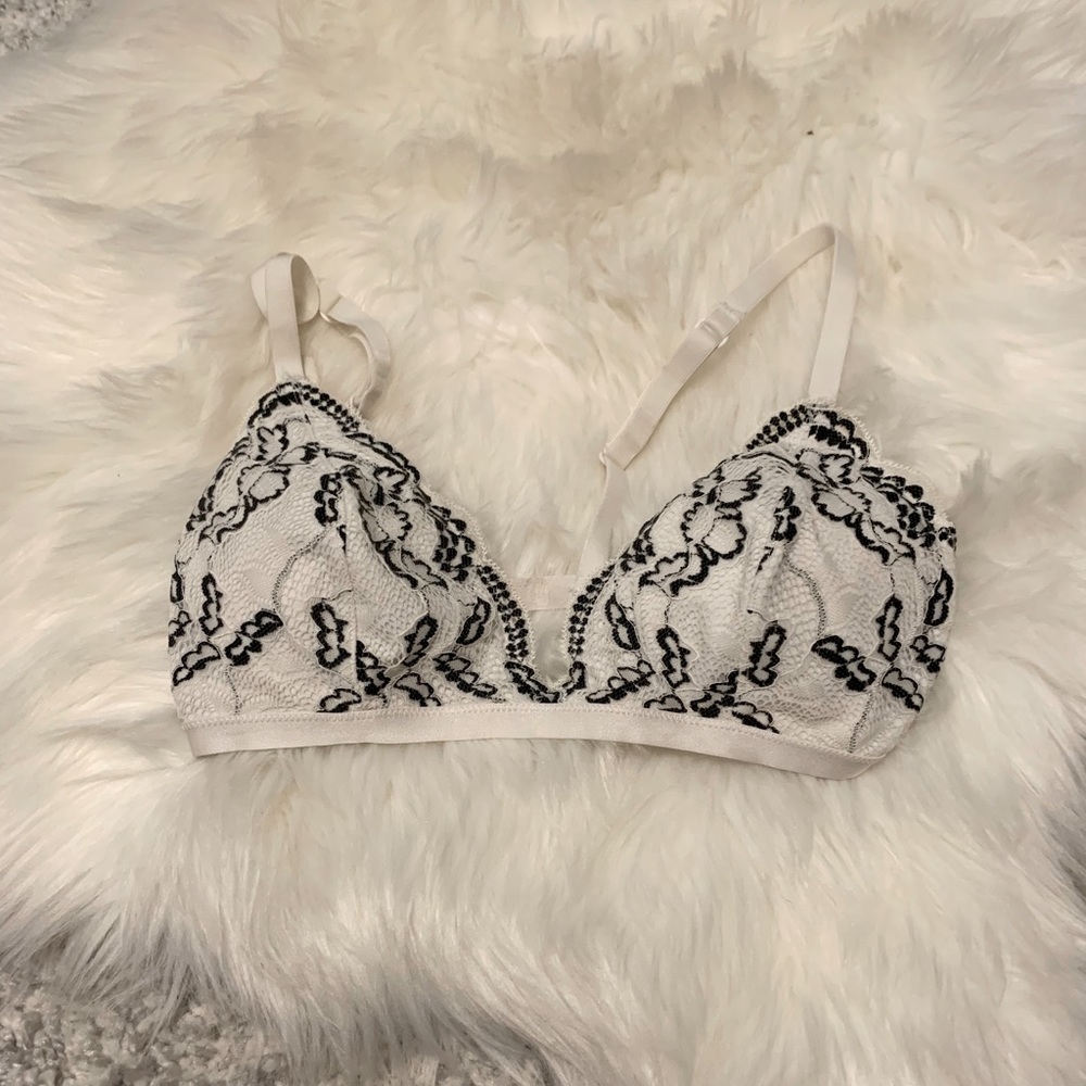 La SENZA Lightly Lined Beautiful Bralette 2/$30💙